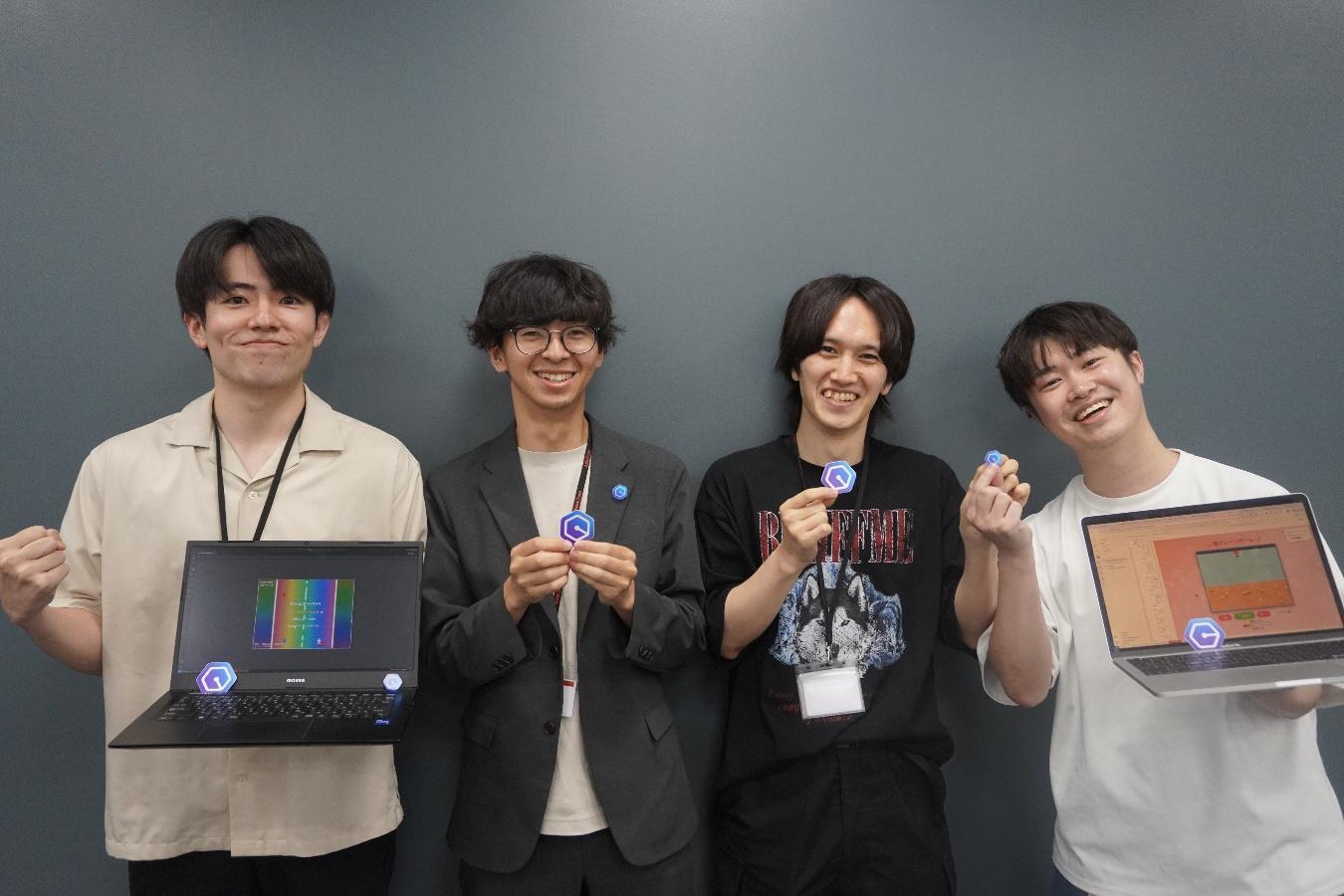 ポーズをとる男性たち